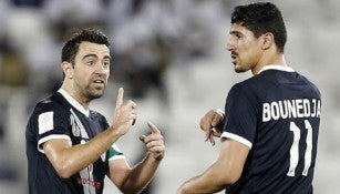 Xavi da indicaciones en el medio campo con el Al- Sadd 