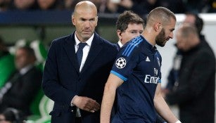 Zinedine Zidane observa a un lesionado Benzema