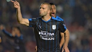 Tito Villa celebra un gol con la camiseta de Gallos