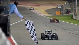  Nico Rosberg cruz la meta antes en Bahrein