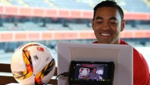 Marco Fabián habla por videochat con Chicharito