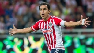 Omar Bravo reclama una falta