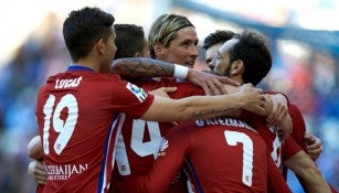 Jugadores del Atlético celebran una anotación ante el Espanyol