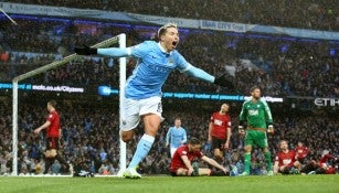 Nasri festejando su anotación en Etihad