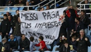 Manta contra Messi de la afición en Anoeta 