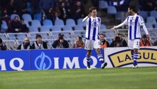 Vela y Oyarzabal festejan luego del 1-0 para la Real Sociedad