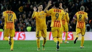 Messi felicitando a Suárez por una anotación en Camp Nou