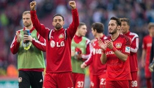 Jugadores de Bayer celebran la victoria sobre Köln 