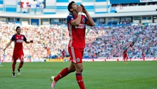 Zaldívar festeja un gol con Chivas