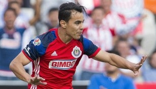 Omar Bravo festeja tras marcar su primer gol en el torneo