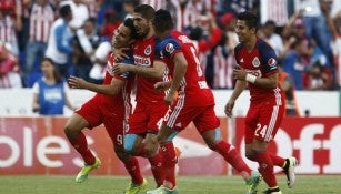 Omar Bravo festeja su primera anotación en el C2016