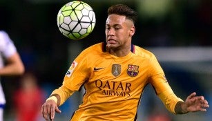 Neymar controla el balón en un juego del Barcelona