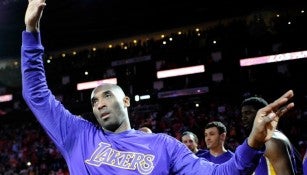 Kobe Bryant saluda a los aficionados