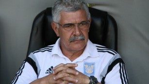 Ferretti observa un partido desde la banca