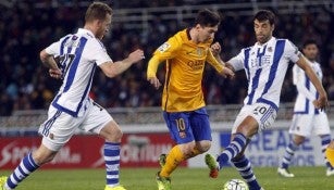 Messi intenta evadir defensores donostiarras