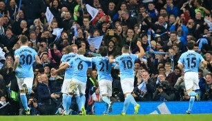 Jugadores del City festejan el gol de Kevin de Bruyne