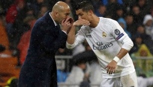 Zidane charlando con Cristiano Ronaldo en el campo