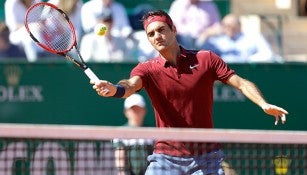 Federer regresa un disparo de García López