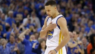 Stephen Curry celebra durante el juego contra Grizzlies