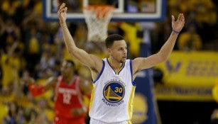 Stephen Curry festeja durante el partido