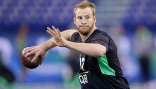 Carson Wentz durante el Combine de la NFL