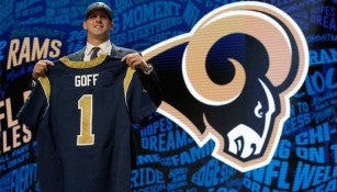 Jared Goff posa con el jersey de los Rams