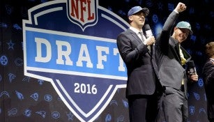 Goff y Wentz tras ser seleccionados en el Draft