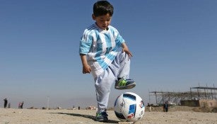 Murtaza, aficionado de Messi, luce una playera de su ídolo