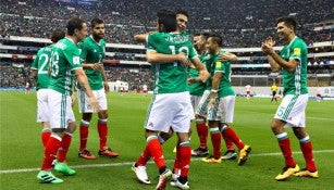 Jugadores celebran durante el juego contra Canadá en las eliminatorias rumbo a Rusia 2018