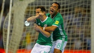 Guardado y Fabián celebran un gol