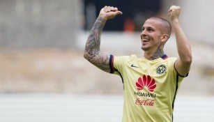 Benedetto festeja un gol con América