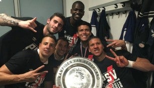 Guardado, Moreno y sus compañeros, con el trofeo de la Eredivisie