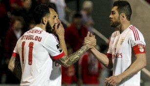 Mitroglou festeja su anotación con el Benfica