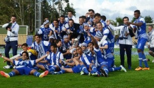 Jugadores del Porto B festejan título 