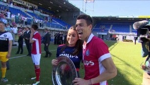 Moreno celebra con el trofeo de la Eredivisie