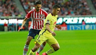 El Rifle pelea un balón durante el Clásico Nacional