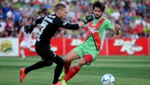 Jugadores de Nexaca y Juárez disputan el balón