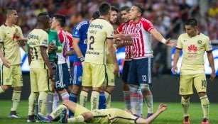 Jugadores de Chivas y América se encaran durante el último Clásico