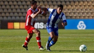 Govea conduce el balón en juego con el Porto B