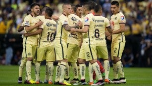 Jugadores del América culminando un partido en el Azteca