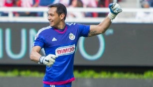 Rodolfo Cota festeja en juego de Chivas