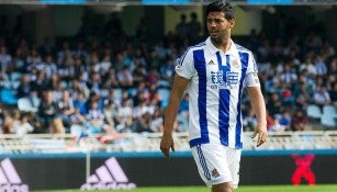 Carlos Vela, disputando un juego con la Real Sociedad