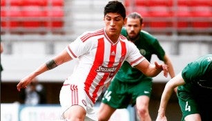 Pulido mueve el balón en partido con Olympiacos