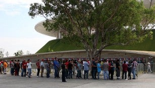 Aficionados hacen fila afuera del Estadio Chivas