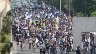 Aficionados de Rayados, en su camino al estadio