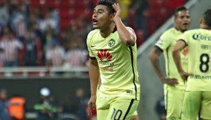 Osvaldo Martínez celebra un gol con América