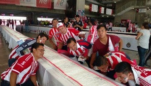 Aficionados de Chivas se reúnen junto al pastel