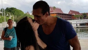 Alberto del Río fue captado besando a Paige