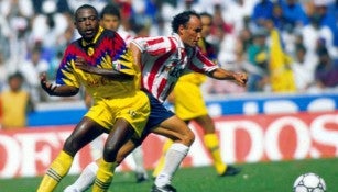 Kalusha y Espinoza pelean un balón durante un Clásico