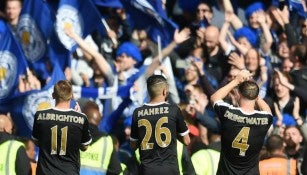 Futbolistas del Leicester festejan tras el empate